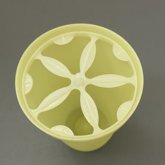 Vintage Tupperware Yellow Quick Shake Mixer/Blender w/ Pour Seal and Insert - Picture 3 of 7